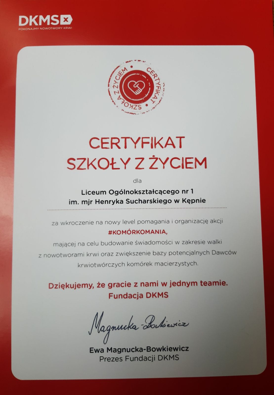 Certyfikat szkoły z życiem od fundacji DKMS dla LO Nr I im mjra Henryka Sucharskiego za wkroczenie na nowy level pomagania i organizację akcji komórko mania, mającej na celu budowanie świadomości w zakresie walki z nowotworami krwi oraz zwiększenie bazy potencjalnych Dawców krwiotwórczych komórek macierzystych.