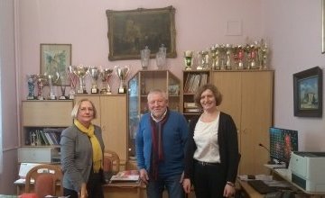 Zdjęcie przedstawia dyrektor Lo Nr I D. Stefańską, prof. dra hab. J. Hauke, wicedyrektor K. Zalesińską