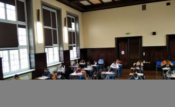 Zdjęcie przedstawia uczestników konkursu w auli