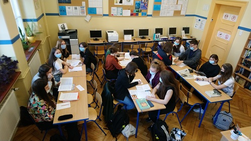 Uczniowie klasy IND podczas zajęć bibliotecznych