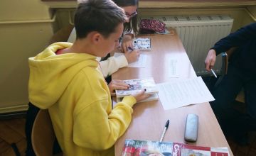 Uczniowie podczas praktycznych zajęć ze sporządzania bibliografii