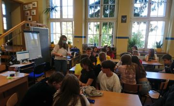 Klasa IB zapoznaje się z raportem o stanie czytelnictwa