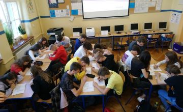 Klasa IB rozwiązuje test o słowie i książce
