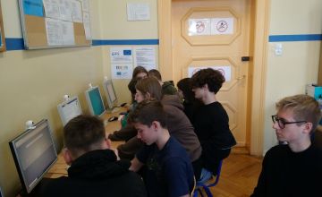 Klasa IB podczas pisania recenzji w bibliotece szkolnej