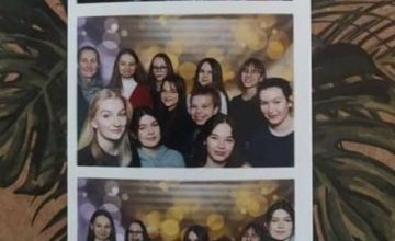 Zdjęcie grupy Erasmus+ z fotobudki