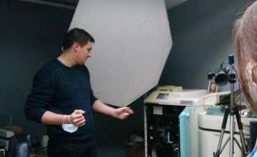 Grupa Erasmus+ z wizytą w studiu fotograficznym