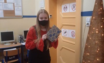 Czytelniczka wraz z wypożyczonym na święta prezentem