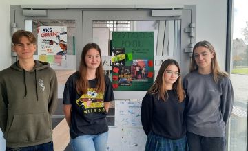 Grupa projektująca plakat zachęcający do czytania sportowców