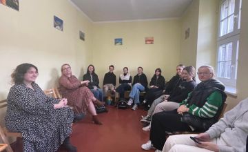 Zajęcia młodzieży z projektu Erasmus+ z pedagogiem i psychologiem