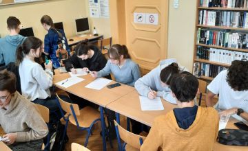 Grupa Erasmus+ wypełnia ankietę ewaluacyjną
