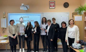 Uczniowie siedzący w teatrze