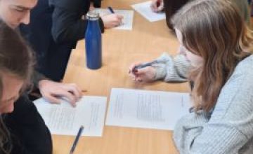 Grupa Erasmus+ wypełnia ankietę ewaluacyjną nt. zrealizowanych w Niemczech mobilności