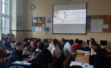 Klasa IIIA ogląda w bibliotece szkolnej animację pt. 