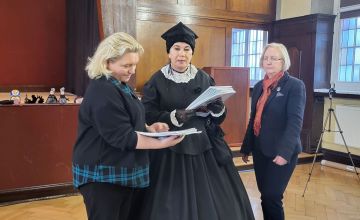 Pani Dyrektor Danuta Stefańska, p. Renata Jany oraz p. Anna Świegot w auli szkolnej