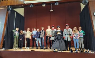 Przedstawiciele Stowarzyszenia Historycznego oraz uczniowie naszej szkoły na scenie w auli