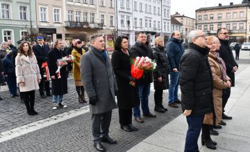 Delaegacja podczas uroczystości 42. rocznicy wprowadzenia stenu wojennego