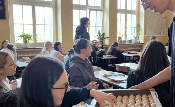 Przedstawiciele RSU podczas wręczania słodkich upominków dziewczętom w szkole