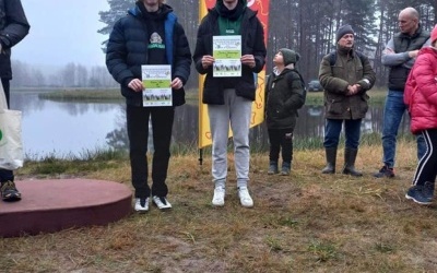 Zawodnicy podczas biegu na orientację (1)
