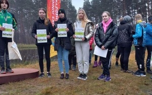 Zawodnicy podczas biegu na orientację (2)