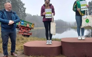 Zawodnicy podczas biegu na orientację (3)