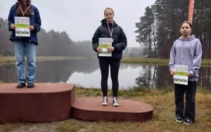 Zawodnicy podczas biegu na orientację (4)