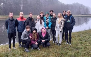 Zawodnicy podczas biegu na orientację (6)