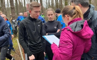 Uczniowie podczas zwodów w biegach na orientację (5)