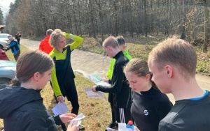 Uczniowie podczas zwodów w biegach na orientację (1)