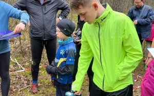 Uczniowie podczas zwodów w biegach na orientację (2)