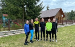 Uczniowie podczas zwodów w biegach na orientację (4)