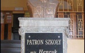 Popiersie  Henryka Sucharskiego  na korytarzu szkolnym
