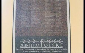Pamiątkowa tablica w szkole „Zginęli za Polskę”