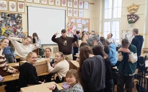 Wolontariusze podczas przygotowywania szlachetnej paczki (5)