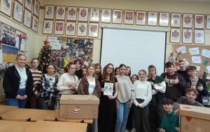 Wolontariusze podczas przygotowywania szlachetnej paczki (2)