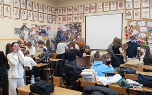 Wolontariusze podczas przygotowywania szlachetnej paczki (3)