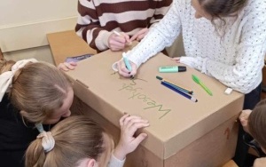 Wolontariusze podczas przygotowywania szlachetnej paczki (4)
