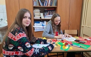Wolontariusze podczas przygotowywania szlachetnej paczki (5)