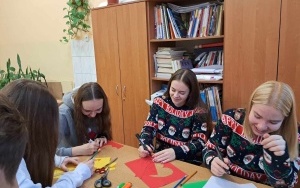 Wolontariusze podczas przygotowywania szlachetnej paczki (1)