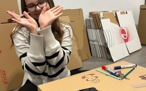 Wolontariusze podczas przygotowywania szlachetnej paczki (10)