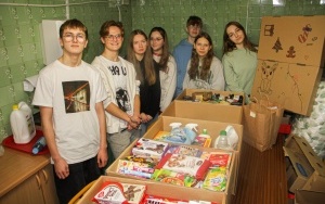 Wolontariusze podczas przygotowywania szlachetnej paczki (4)