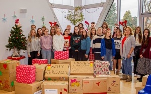 Wolontariusze podczas przygotowywania szlachetnej paczki (5)