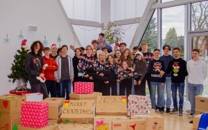 Wolontariusze podczas przygotowywania szlachetnej paczki (6)