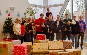 Wolontariusze podczas przygotowywania szlachetnej paczki (7)