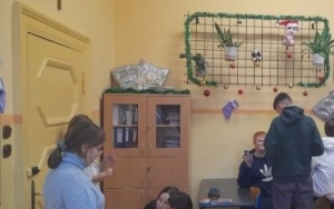 Wolontariusze podczas przygotowywania szlachetnej paczki (7)