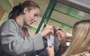 Wolontariusze podczas przygotowywania szlachetnej paczki (5)