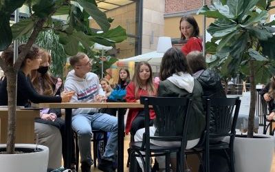 Uczniowie podczas warsztatów teatralnych (3)