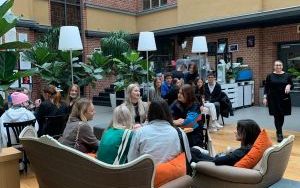 Uczniowie klas 2nd i 3nd podczas warsztatów teatralnych (1)