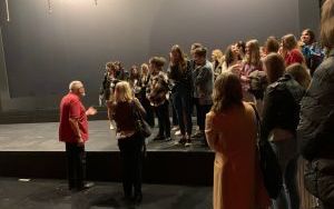 Uczniowie podczas warsztatów teatralnych (4)