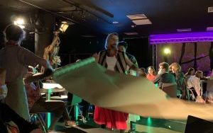 Uczniowie podczas warsztatów teatralnych (1)