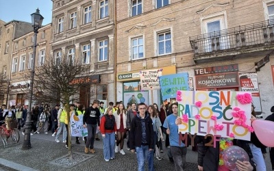 Wiosenny spacer całej społeczności szkolnej